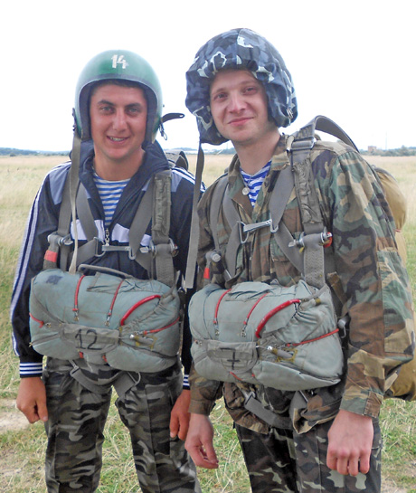 Володимир Трух з армійським другом Романом Костелком вирішив у свято десантників стрибнути з парашутом (2013)